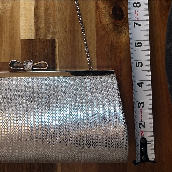 Elegant Silver Sequin Hardshell Shoulder or Clutch Purse Rhinestone Bow Closure - Picture 5 of 7